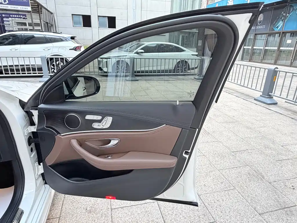 Mercedes-Benz E-Class — миниатюра 10