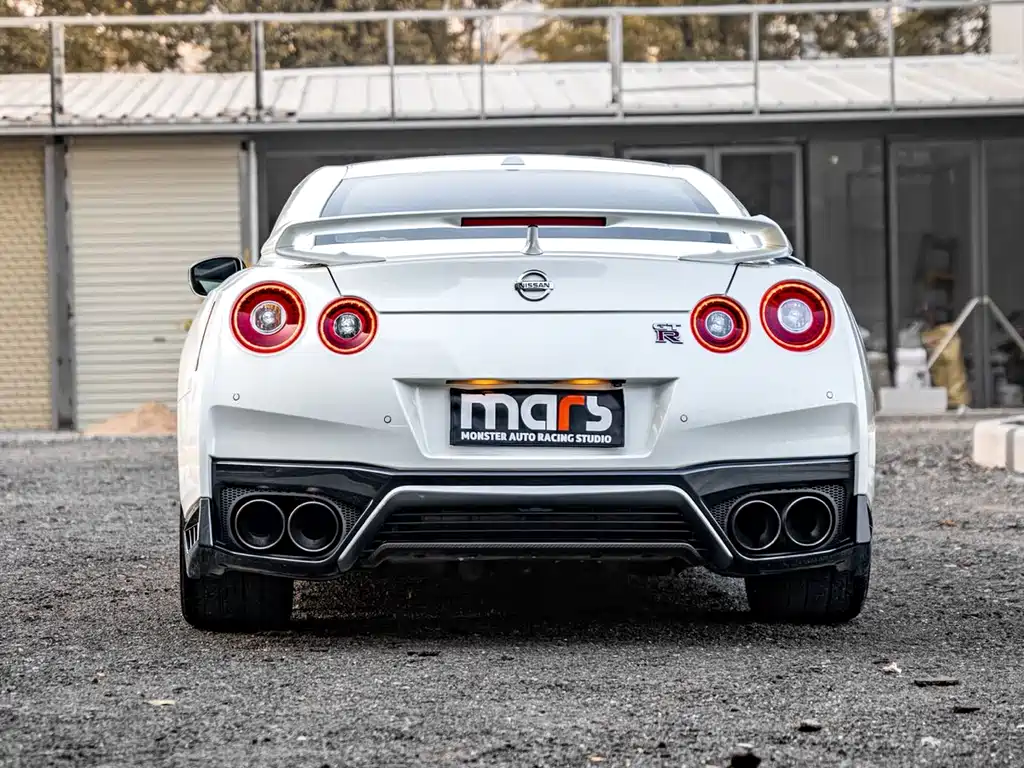 NISSAN GT R