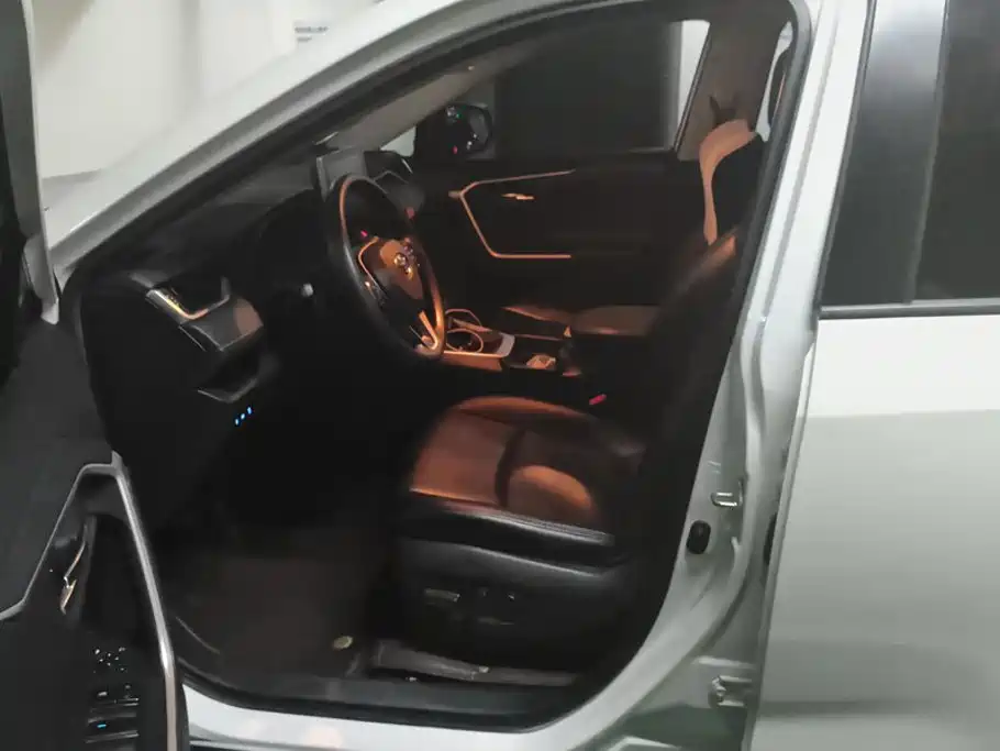 Toyota RAV4 — миниатюра 9