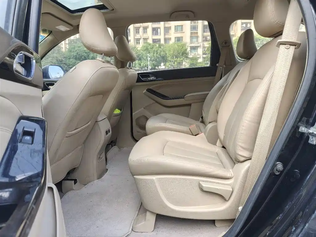 Baojun 730 2015 1.8L MT Luxury ESP 7 мест