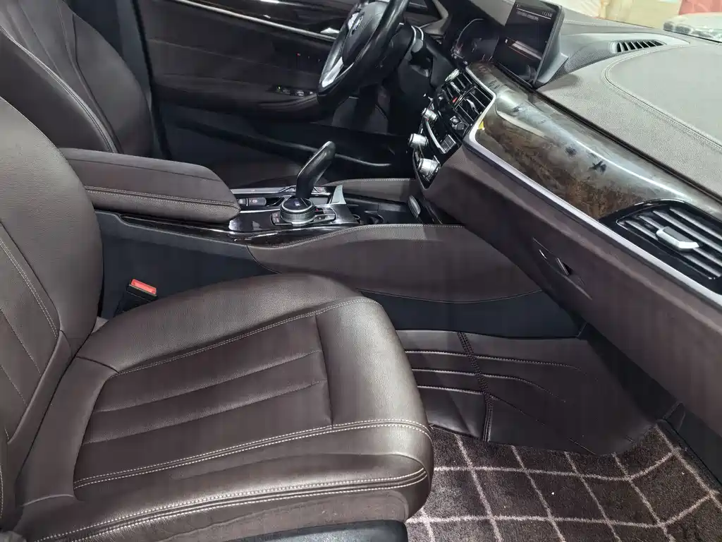 BMW 5 Series — миниатюра 6