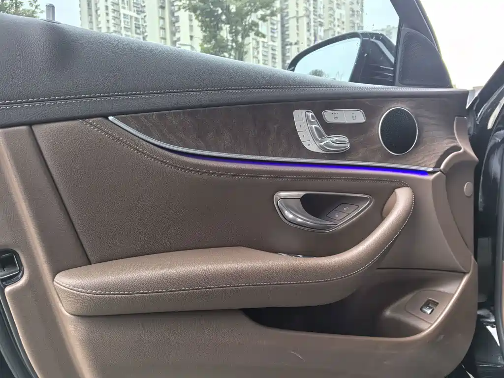 Mercedes-Benz E-Class — миниатюра 8