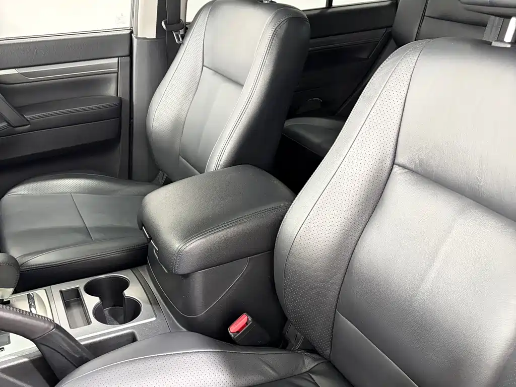 Mitsubishi Pajero (Import) — миниатюра 8