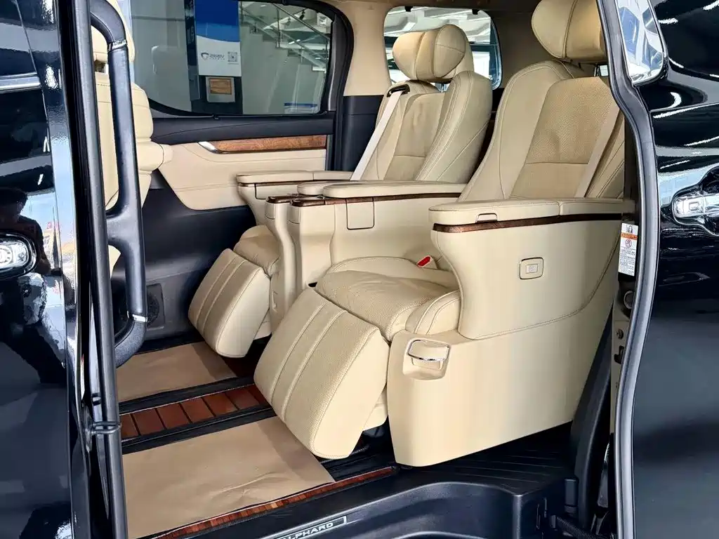Toyota Alphard — миниатюра 7