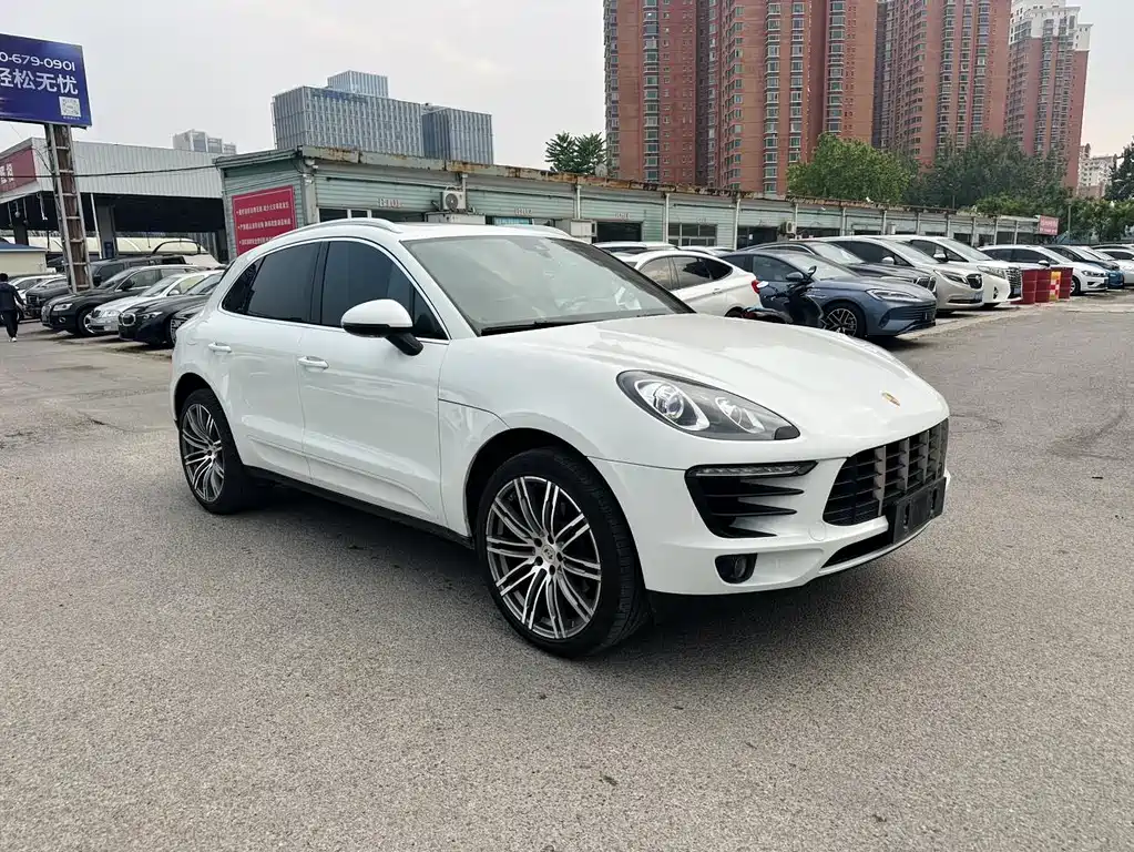 PORSCHE MACAN
