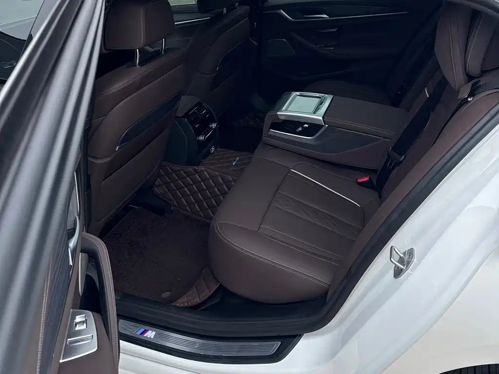 BMW 5 Series — миниатюра 11