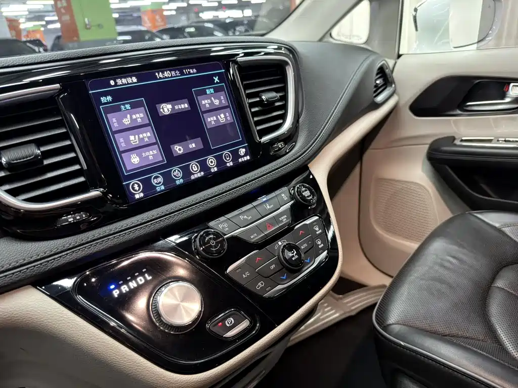 Chrysler Grand Voyager PHEV (Import) — миниатюра 10