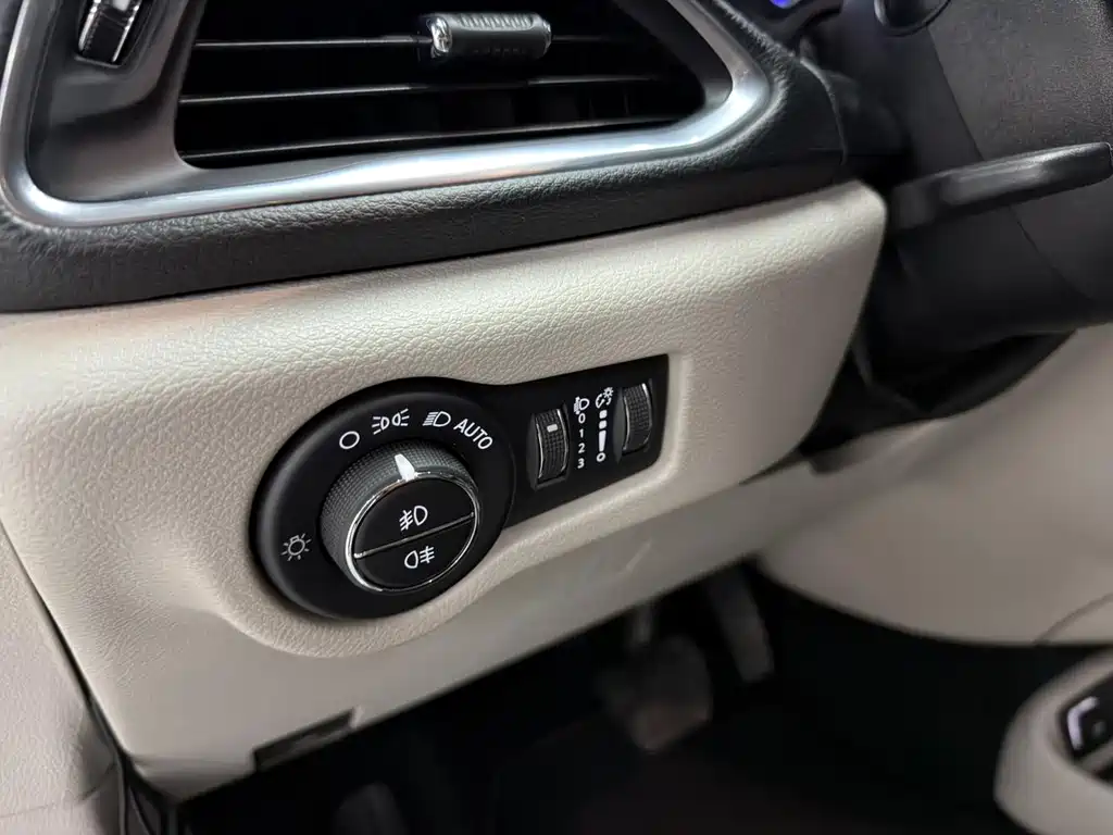 Chrysler Grand Voyager PHEV (Import) — миниатюра 6