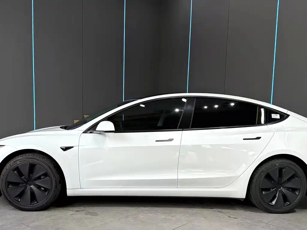 Tesla Model 3 — миниатюра 10