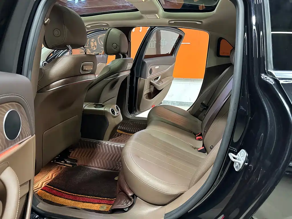 Mercedes-Benz E-Class — миниатюра 8