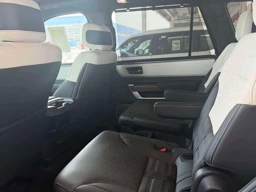 Toyota Sequoia — миниатюра 5