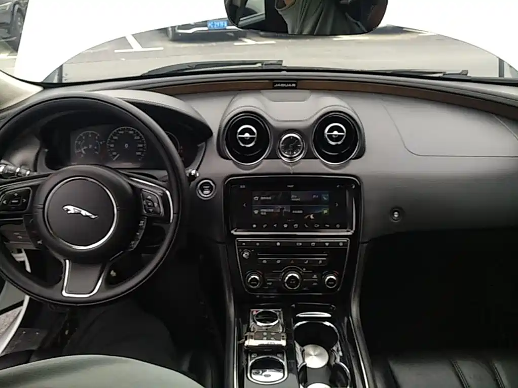 Jaguar XJ — миниатюра 10