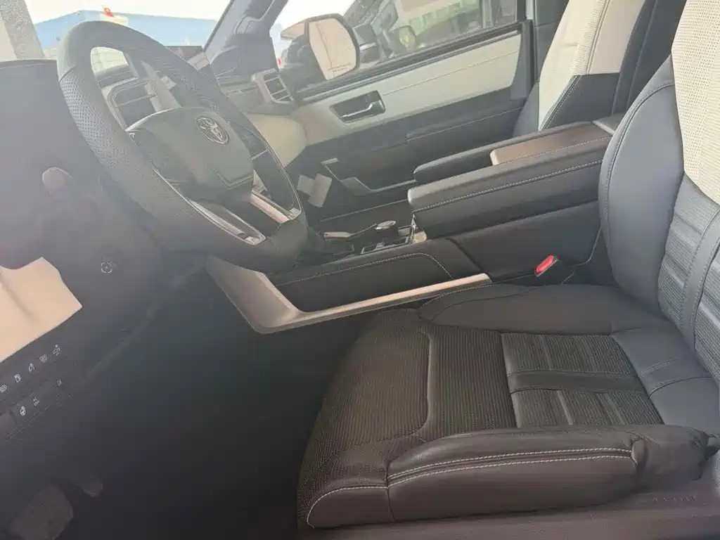 Toyota Sequoia — миниатюра 9