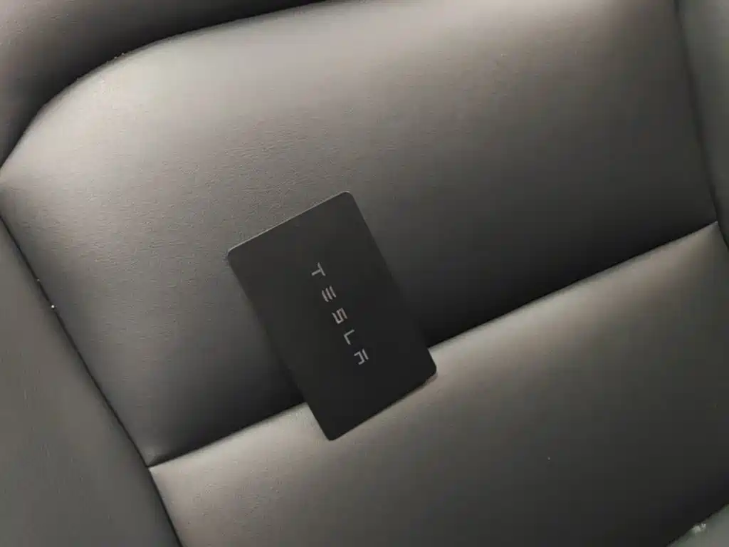 Tesla Model Y — миниатюра 9