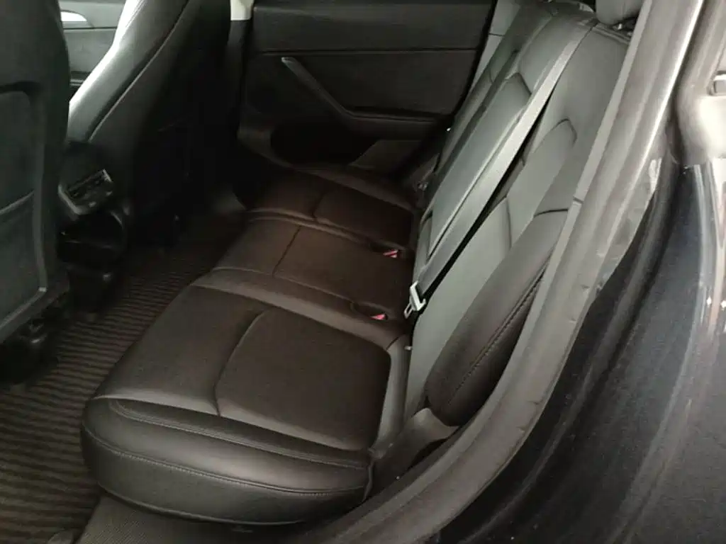 Tesla Model Y — миниатюра 17