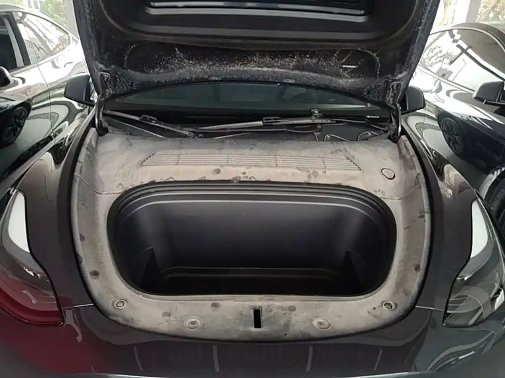 Tesla Model Y — миниатюра 20