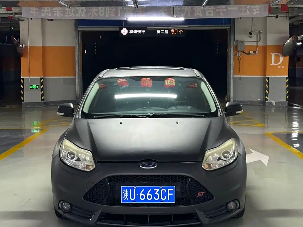 Ford Focus 2012 2.0L MT Luxury Sport