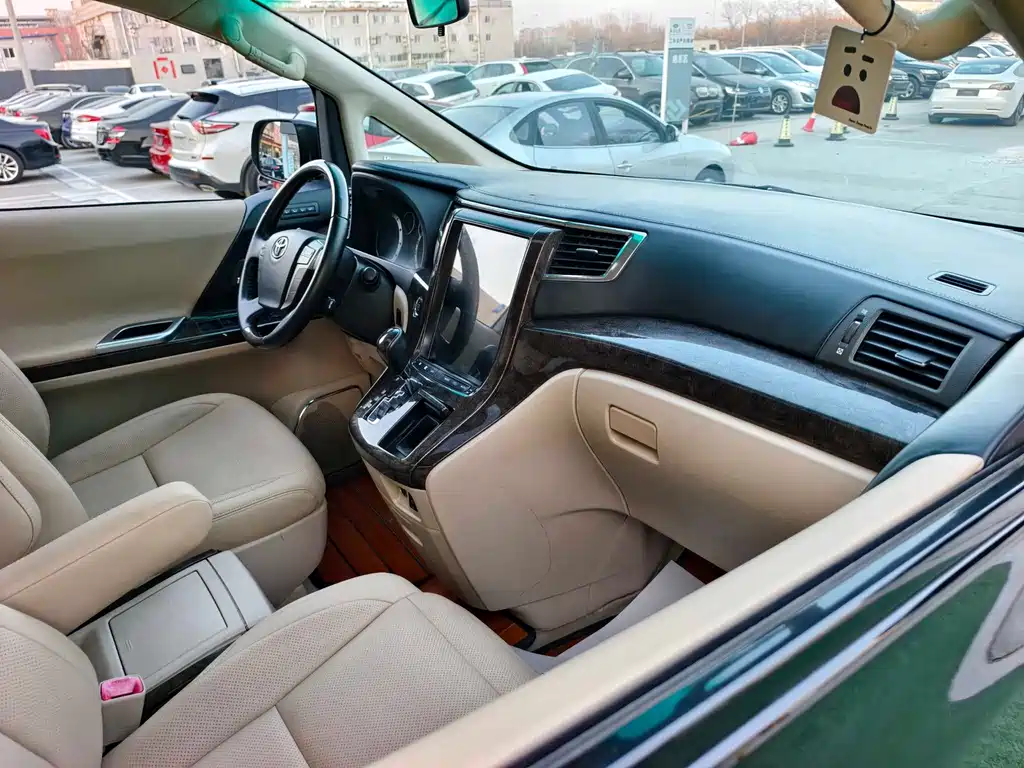Toyota Alphard — миниатюра 12
