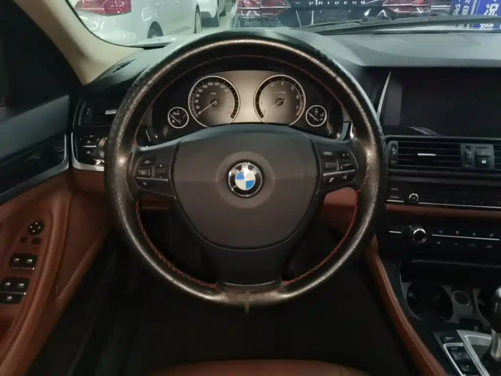 BMW 5 Series — миниатюра 11
