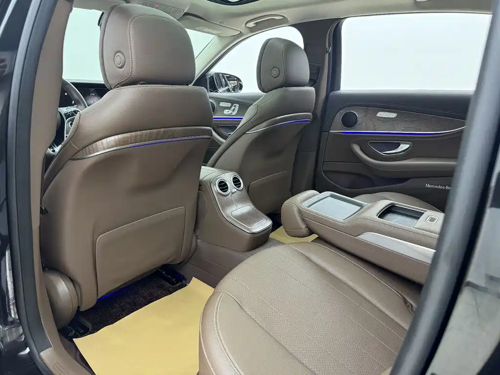Mercedes-Benz E-Class — миниатюра 11