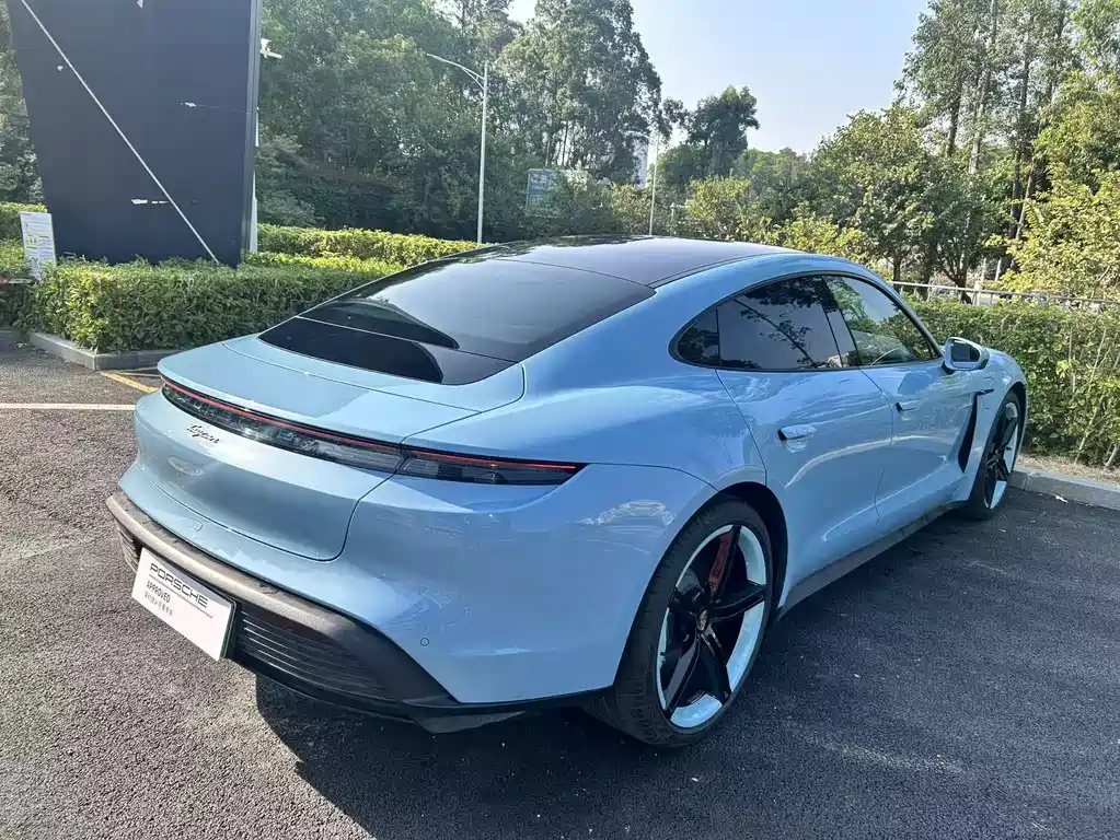 PORSCHE TAYCAN