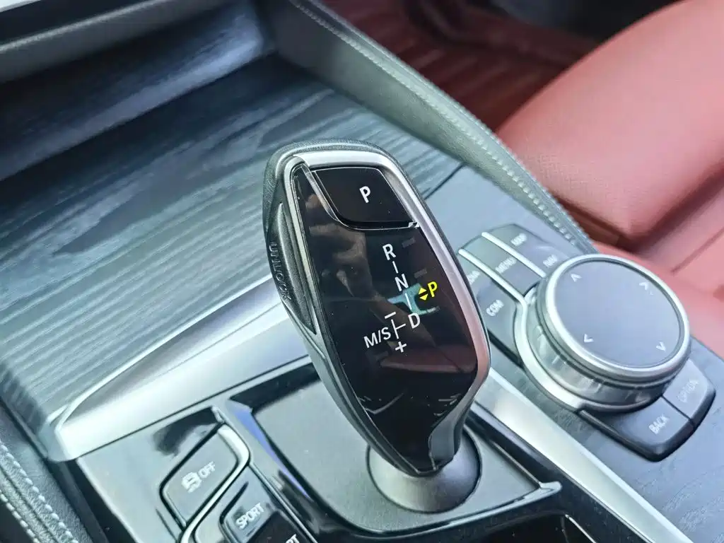 BMW 5 Series — миниатюра 12