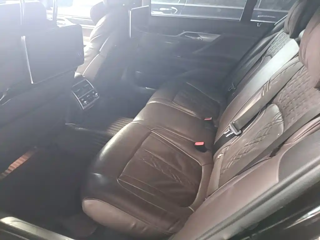 BMW 7 Series — миниатюра 17