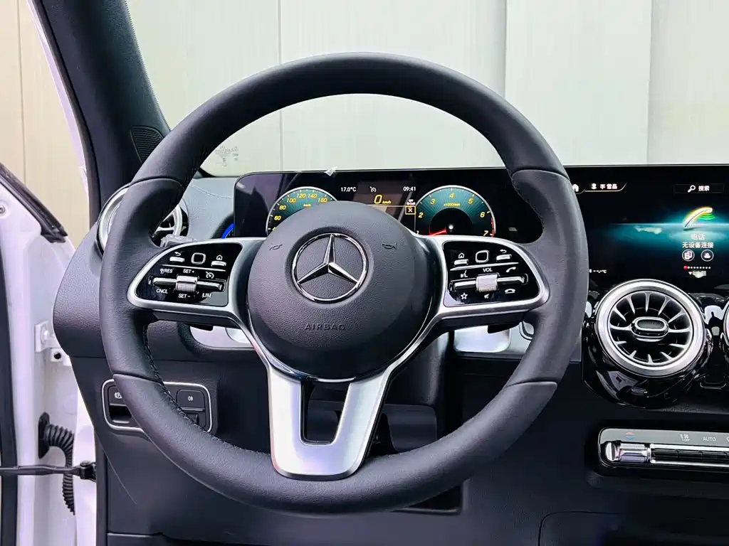 Mercedes-Benz GLB — миниатюра 10