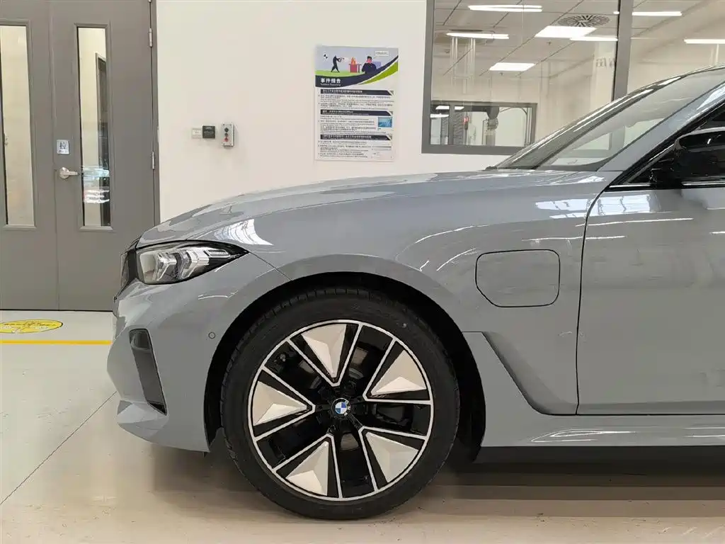 BMW i3 2026 eDrive 40 L