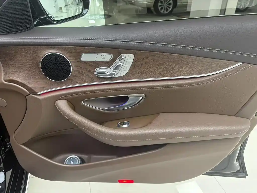 Mercedes-Benz E-Class — миниатюра 20