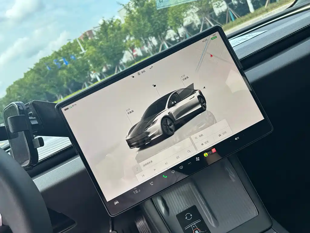 Tesla Model 3 — миниатюра 6