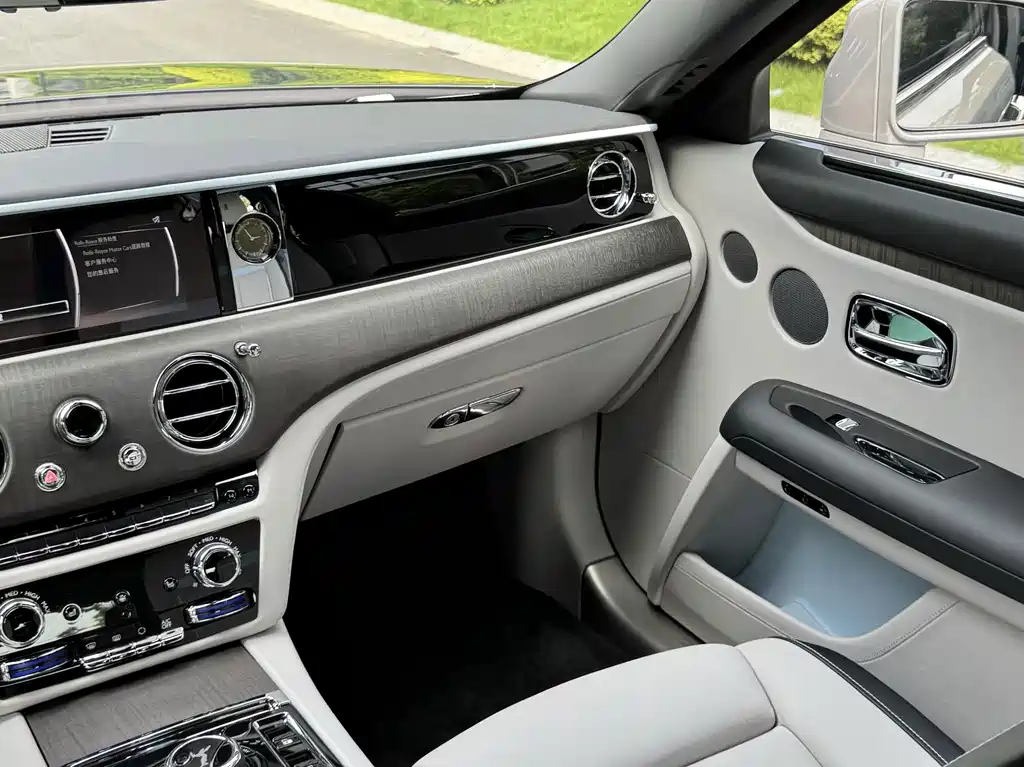Rolls-Royce Ghost 6.7T Long Wheelbase Edition, фото 21