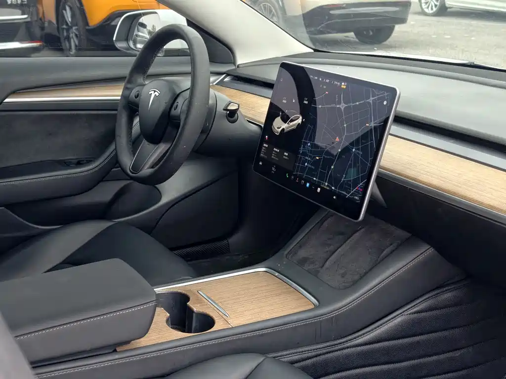 Tesla Model 3 — миниатюра 10