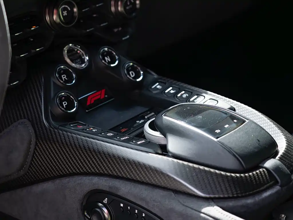 Aston Martin V8 Vantage — миниатюра 11
