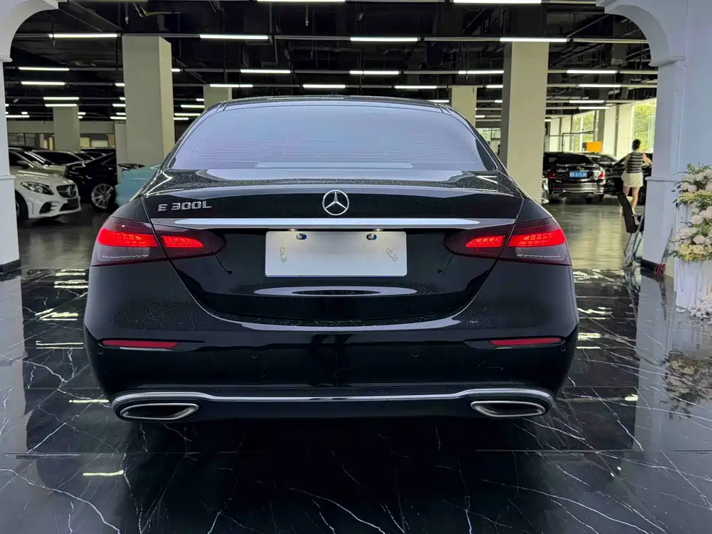 Mercedes-Benz E-Class — миниатюра 11