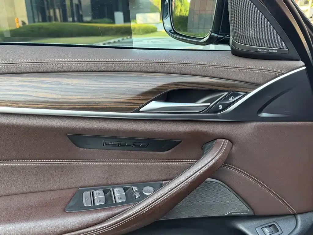 BMW 5 Series — миниатюра 9