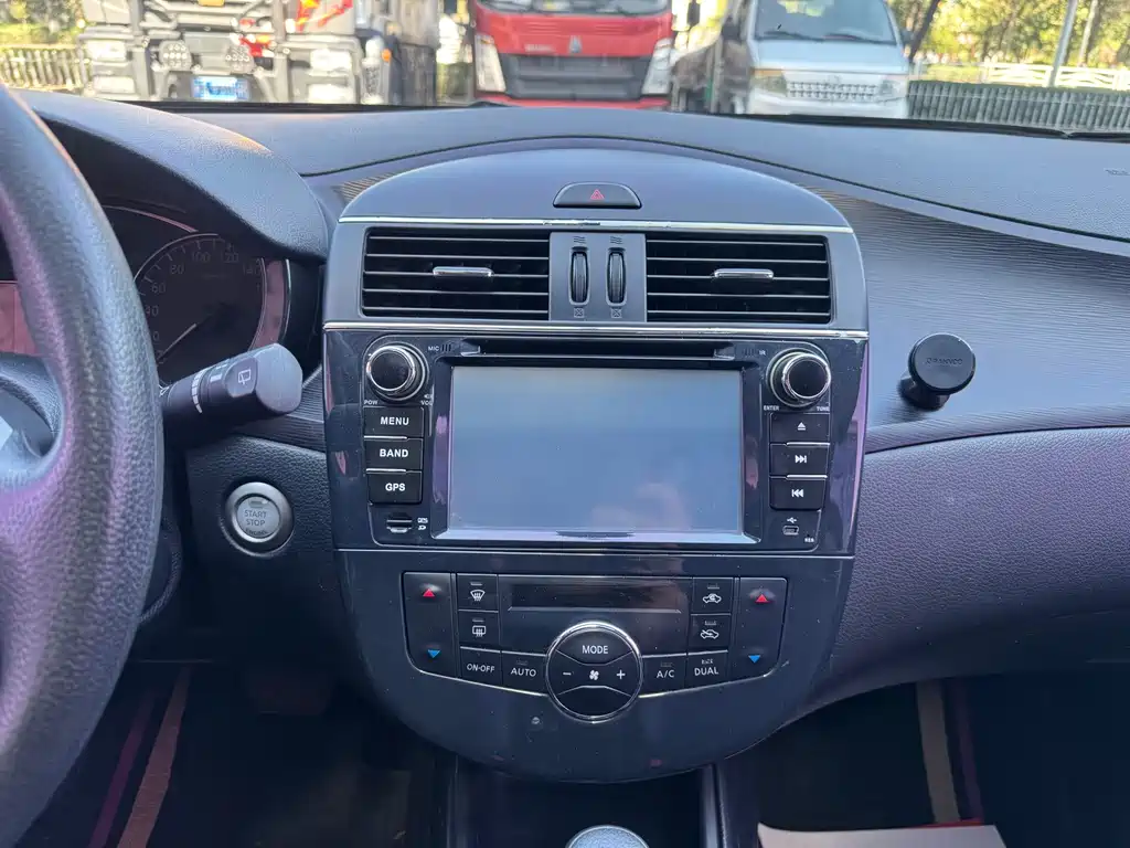 Nissan Tiida — миниатюра 7