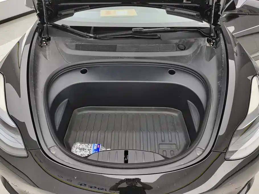 Tesla Model 3 — миниатюра 10