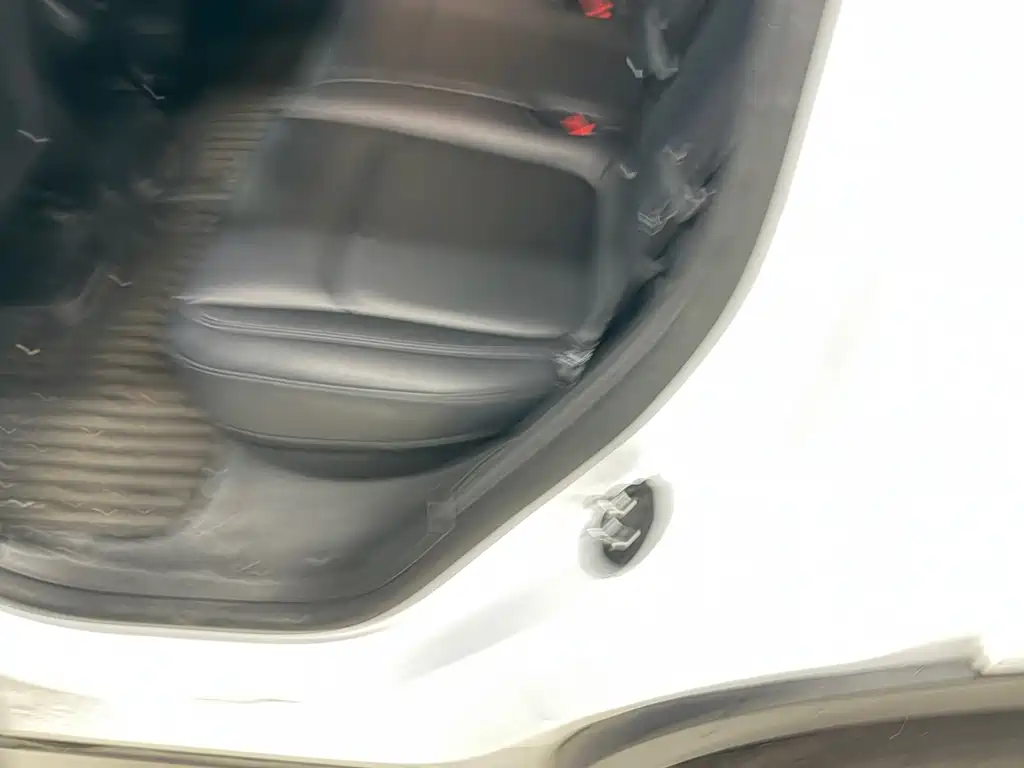 Tesla Model Y — миниатюра 5
