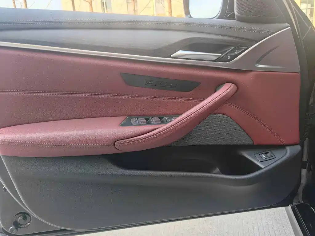 BMW 5 Series — миниатюра 9