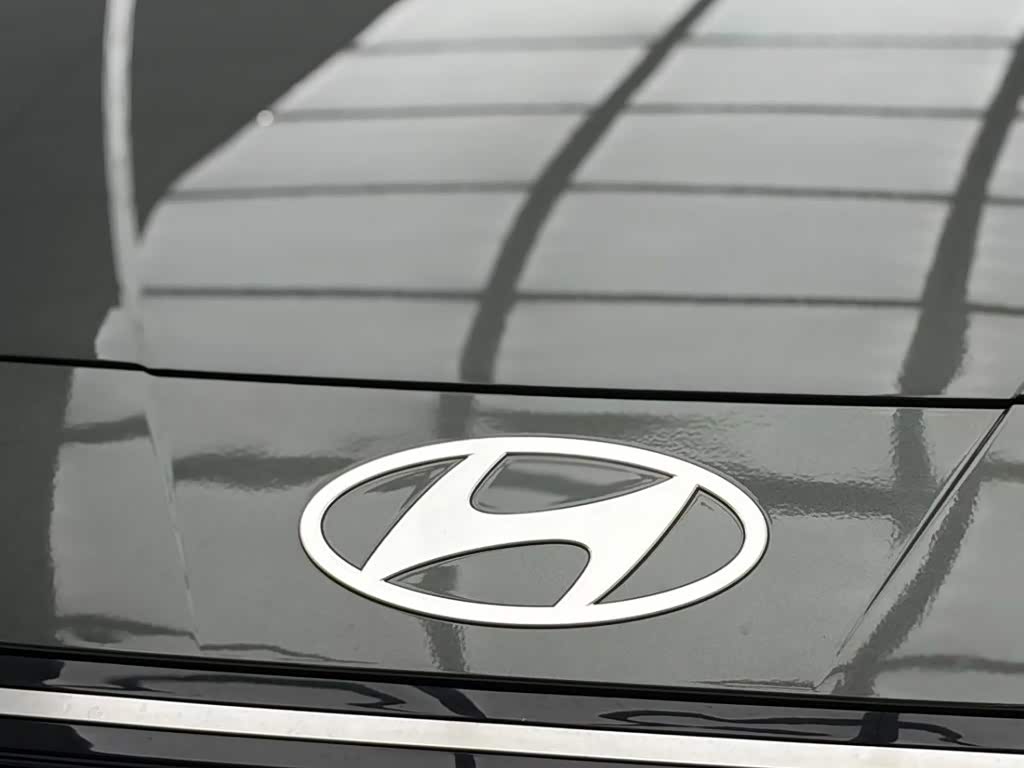 Hyundai Elantra 1.5 л 2023 г. Серебристо-серый, пробег 18000 км