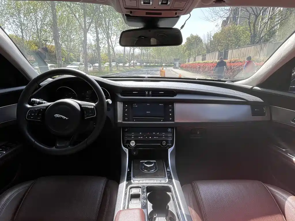 Jaguar XFL — миниатюра 6