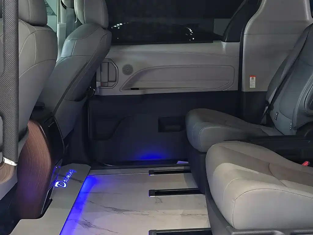 Toyota Granvia — миниатюра 10