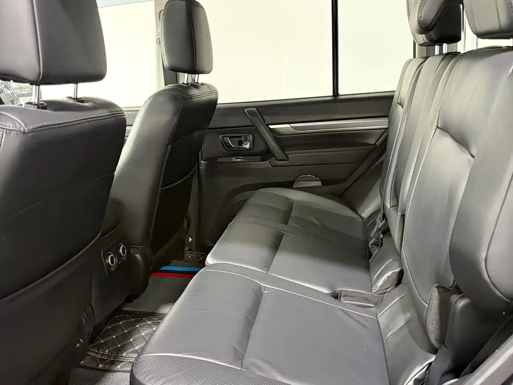 Mitsubishi Pajero (Import) — миниатюра 12