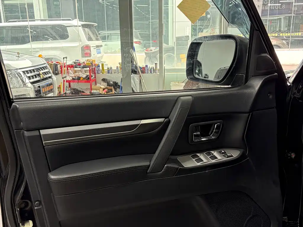 Mitsubishi Pajero (Import) — миниатюра 11