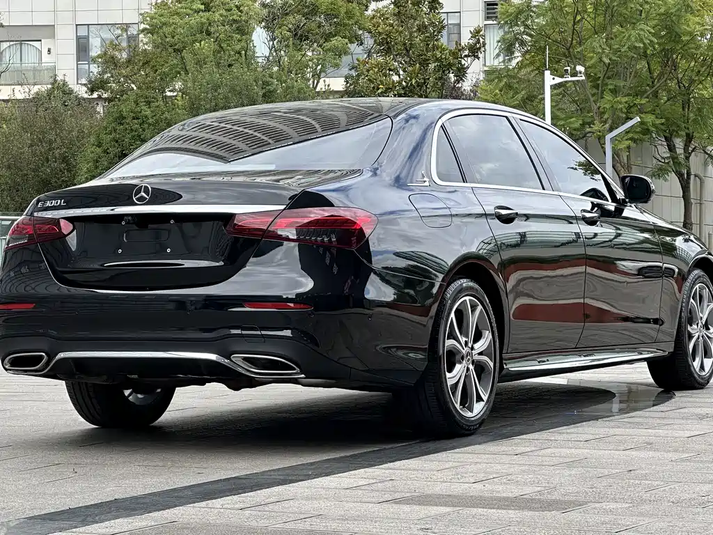 Mercedes-Benz E-Class — миниатюра 9