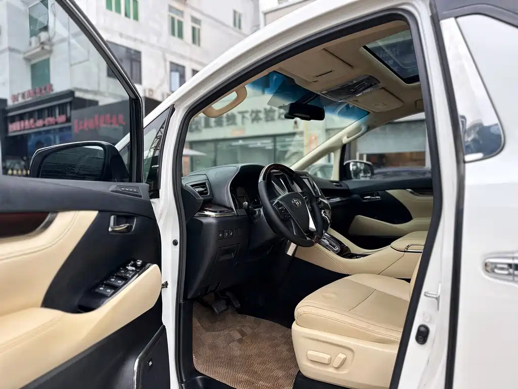 Toyota Alphard — миниатюра 7