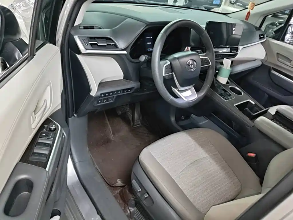 Toyota Sienna — миниатюра 16