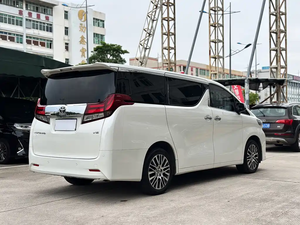 Toyota Alphard — миниатюра 6