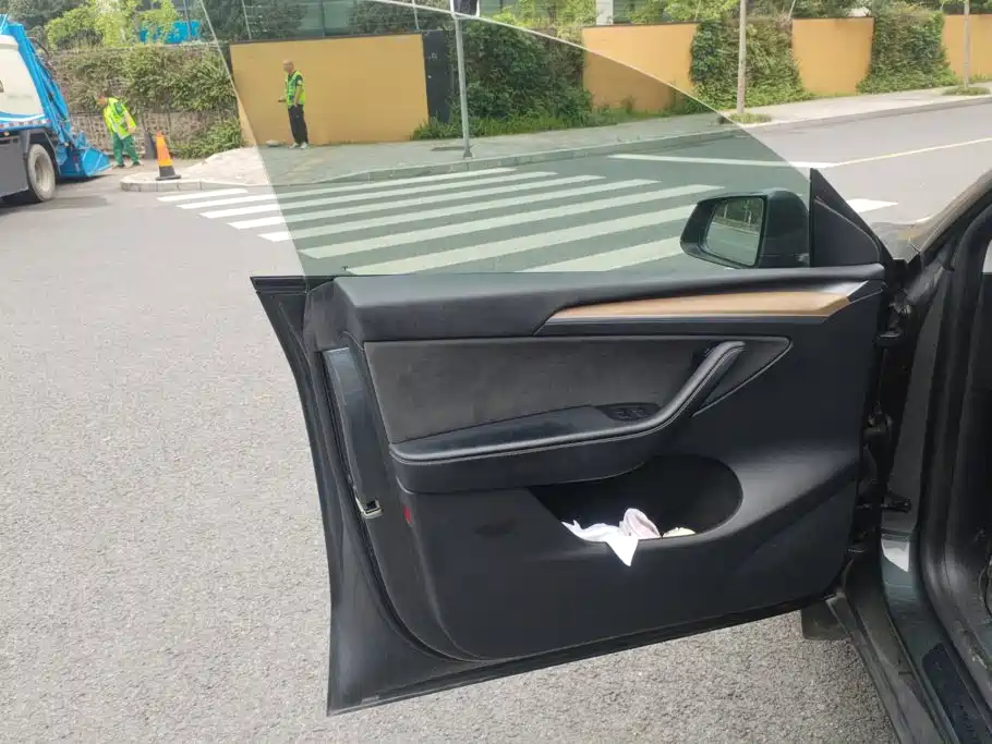 Tesla Model Y — миниатюра 7